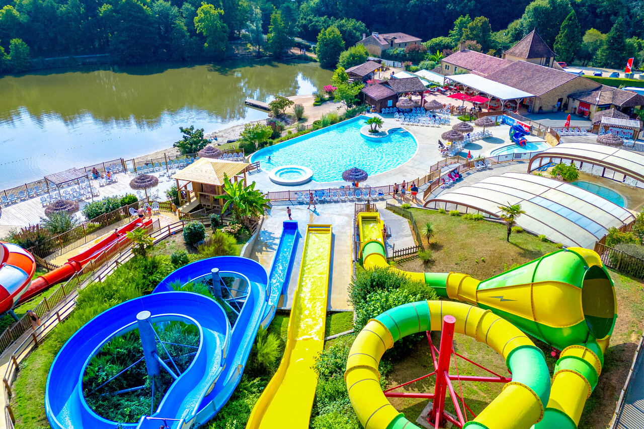 Water park with slides, swimming pool and lake at CAPFUN Moulinal campsite in BIRON (24).