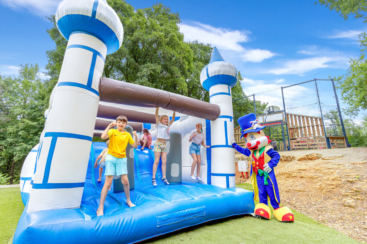 Inflatable castle, children and mascot at CAPFUN Moulinal campsite in BIRON (24).