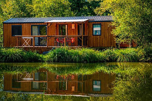 Wooden mobile home with terrace by the water, CAPFUN Moulinal BIRON.