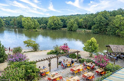 Outdoor restaurant with terrace and lake view at CAPFUN Moulinal campsite in BIRON (24).