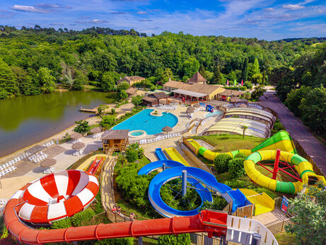 Water slides, outdoor pools and lake at CAPFUN Moulinal campsite in BIRON (24).