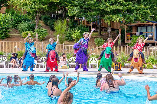 Dinosaur animation and children in pool, CAPFUN Moulinal campsite BIRON (24).