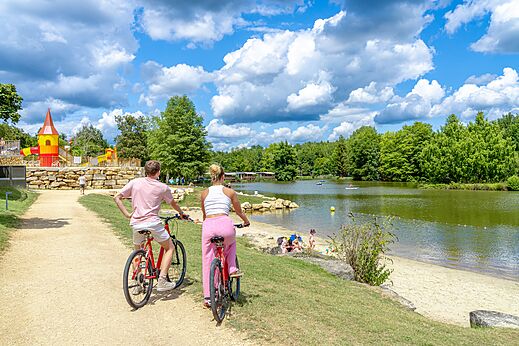 Lake, beach, water activities, bikes at CAPFUN Moulinal campsite in BIRON (24).