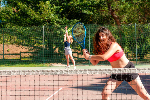 Women playing tennis on the court at camping CAPFUN Moulinal in BIRON (24).