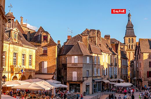 Lively historic square of Sarlat-la-Can�da, medieval town in Dordogne, Nouvelle-Aquitaine.