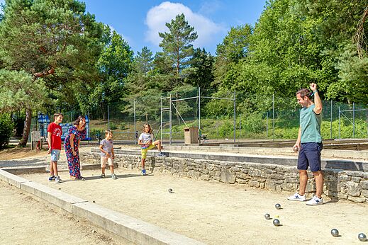 P�tanque court with family at CAPFUN Moulinal campsite in BIRON (24).