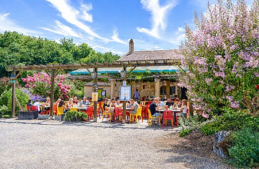 Outdoor restaurant terrace with pergola at CAPFUN Moulinal campsite in BIRON (24).