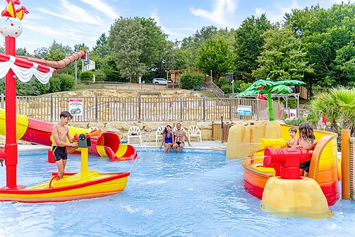 Aquatic area with pool, water games and slide at CAPFUN Moulinal campsite in BIRON (24).