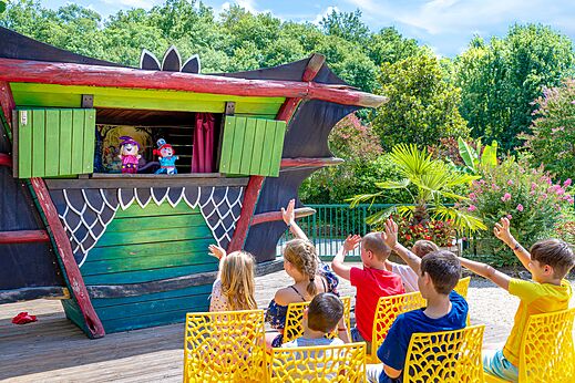 Outdoor puppet show for children at CAPFUN Moulinal campsite in BIRON (24).