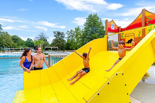 Yellow water slide and outdoor swimming pool at CAPFUN Moulinal campsite in BIRON (24).