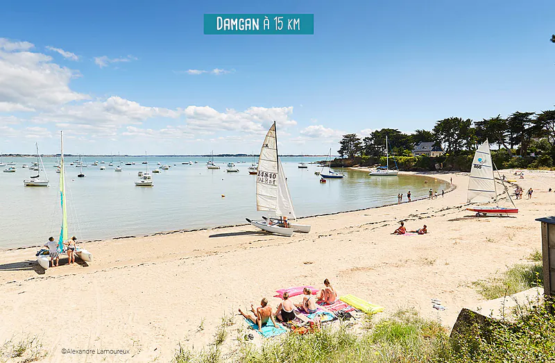 Damgan beach with boats and swimmers, a place to visit near the campsite.