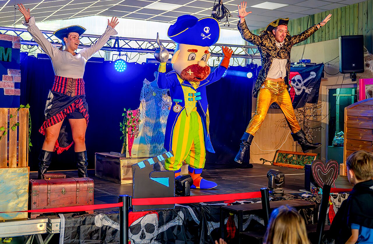 Pirate animation with mascot at VAGUES OCEANES Moulin de Cadillac campsite.