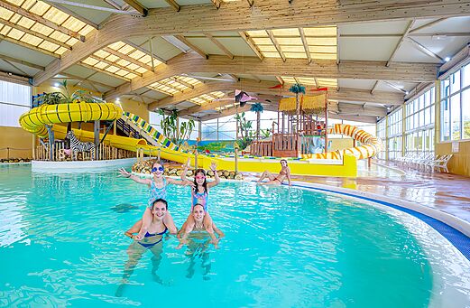 Indoor pool, water slides and aquatic games at VAGUES OCEANES Moulin de Cadillac campsite.
