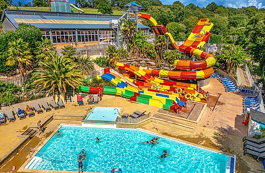 Colorful water slides and pools at VAGUES OCEANES Moulin de Cadillac campsite (56).