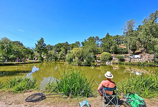 Fishing at the pond of camping VAGUES OCEANES Moulin de Cadillac in Noyal-Muzillac (56).