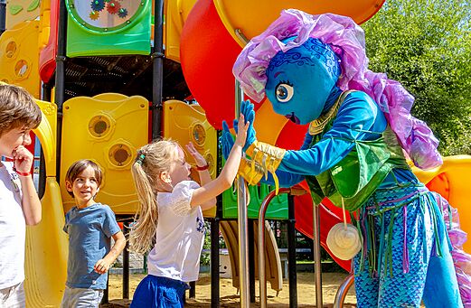 Children's entertainment and costumed character at VAGUES OCEANES Moulin de Cadillac campsite.