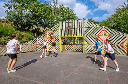 Multisport court for basketball game at VAGUES OCEANES Moulin de Cadillac campsite.