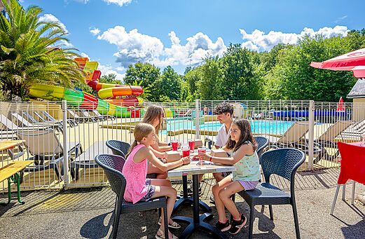 Bar at camping VAGUES OCEANES Moulin de Cadillac in Noyal-Muzillac (56).