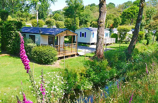 Mobile homes with wooden terrace at VAGUES OCEANES Moulin de Cadillac campsite.