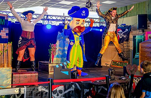 Entertainment show with pirates and mascot at VAGUES OCEANES Moulin de Cadillac campsite (56).