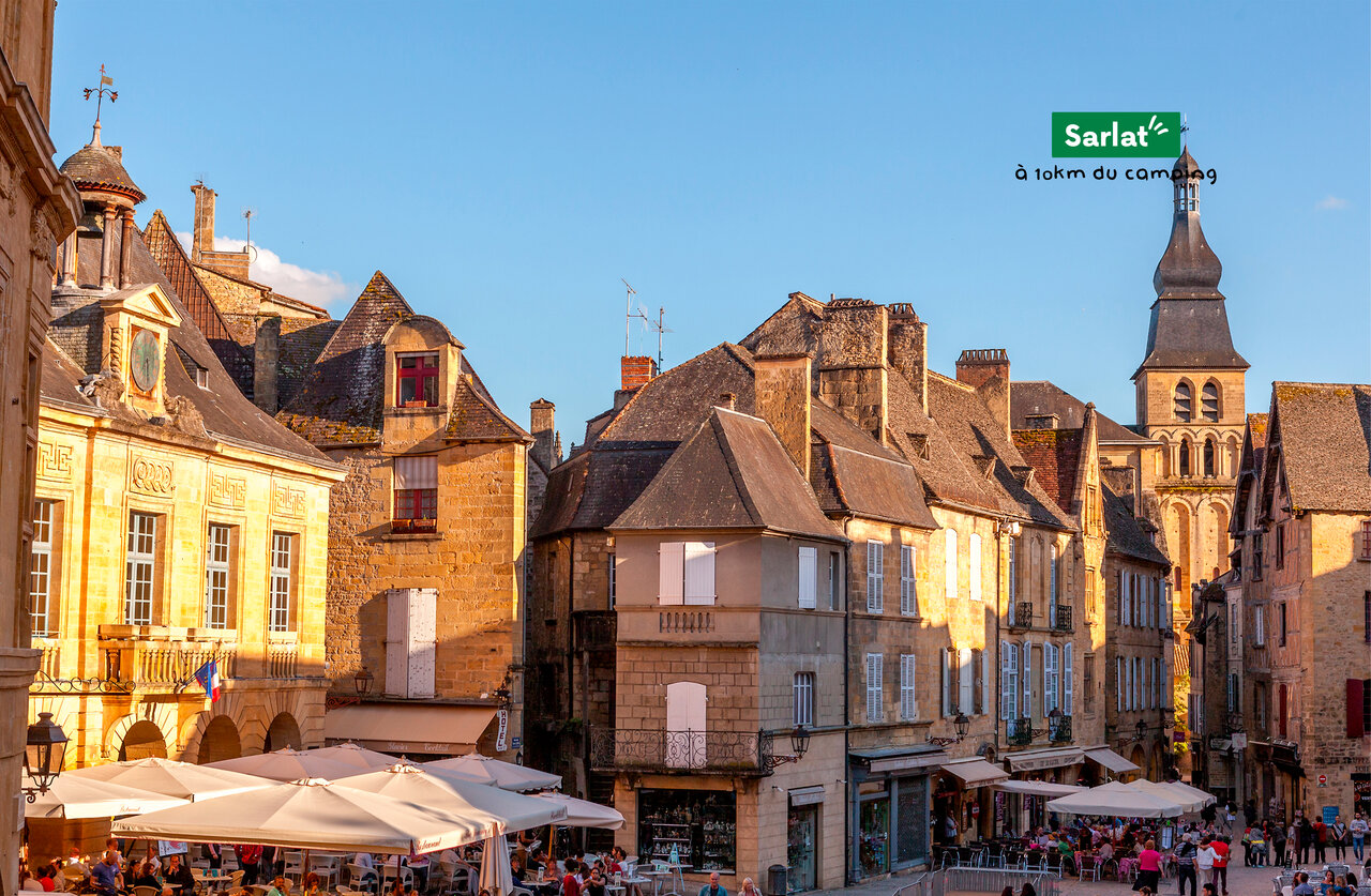 Historic center of Sarlat-la-Can�da, Dordogne, with medieval buildings and lively terraces.