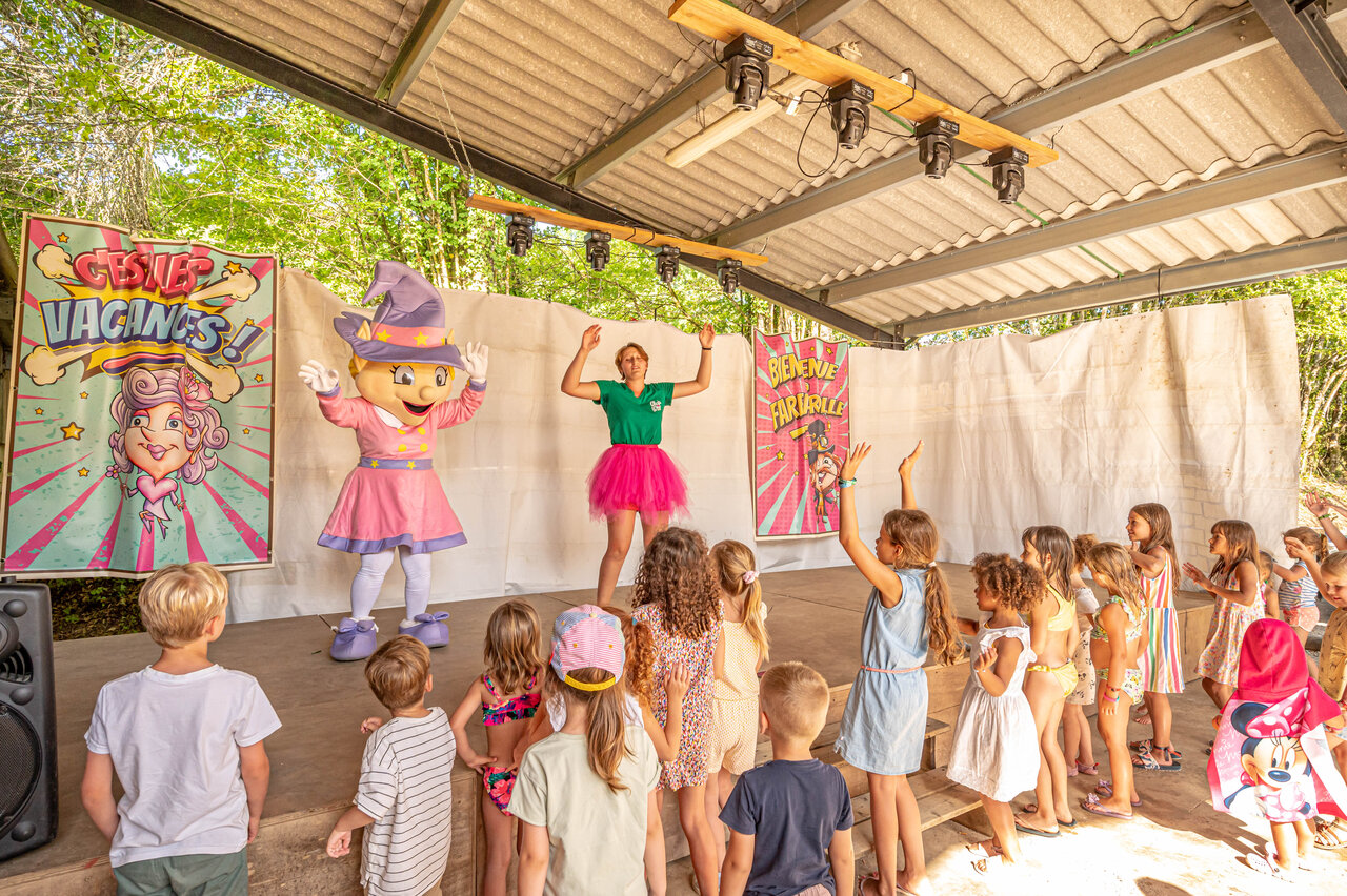 Children's entertainment with mascot and animator at CLICOCHIC Moulin du Roch campsite.