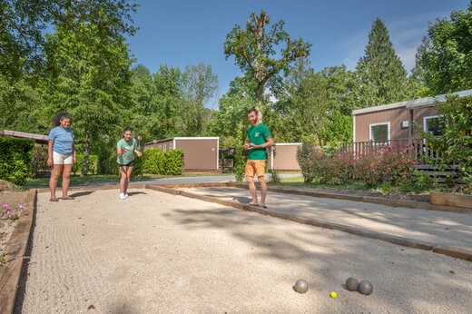 Petanque at camping CLICOCHIC Moulin du Roch in Saint Andre D'Allas (24).