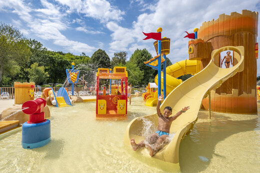 Water slides and water games at CLICOCHIC Moulin du Roch campsite in Saint Andre D'Allas.