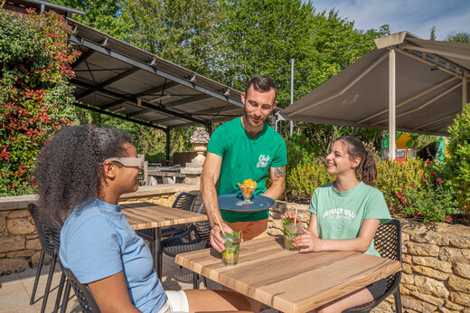 Outdoor bar, drinks and snacks at CLICOCHIC Moulin du Roch campsite in Saint Andre D'Allas (24).
