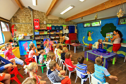 Kids' club, fun activities with animators at CLICOCHIC Moulin du Roch campsite in Saint Andre D'Allas (24).