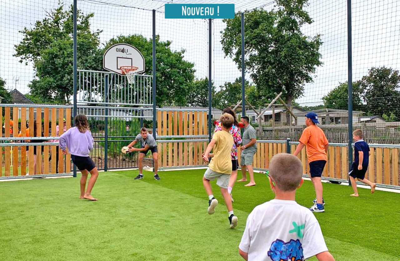 Multi-sport field with basketball hoop at VAGUES OCEANES Moustoir campsite in Carnac (56).
