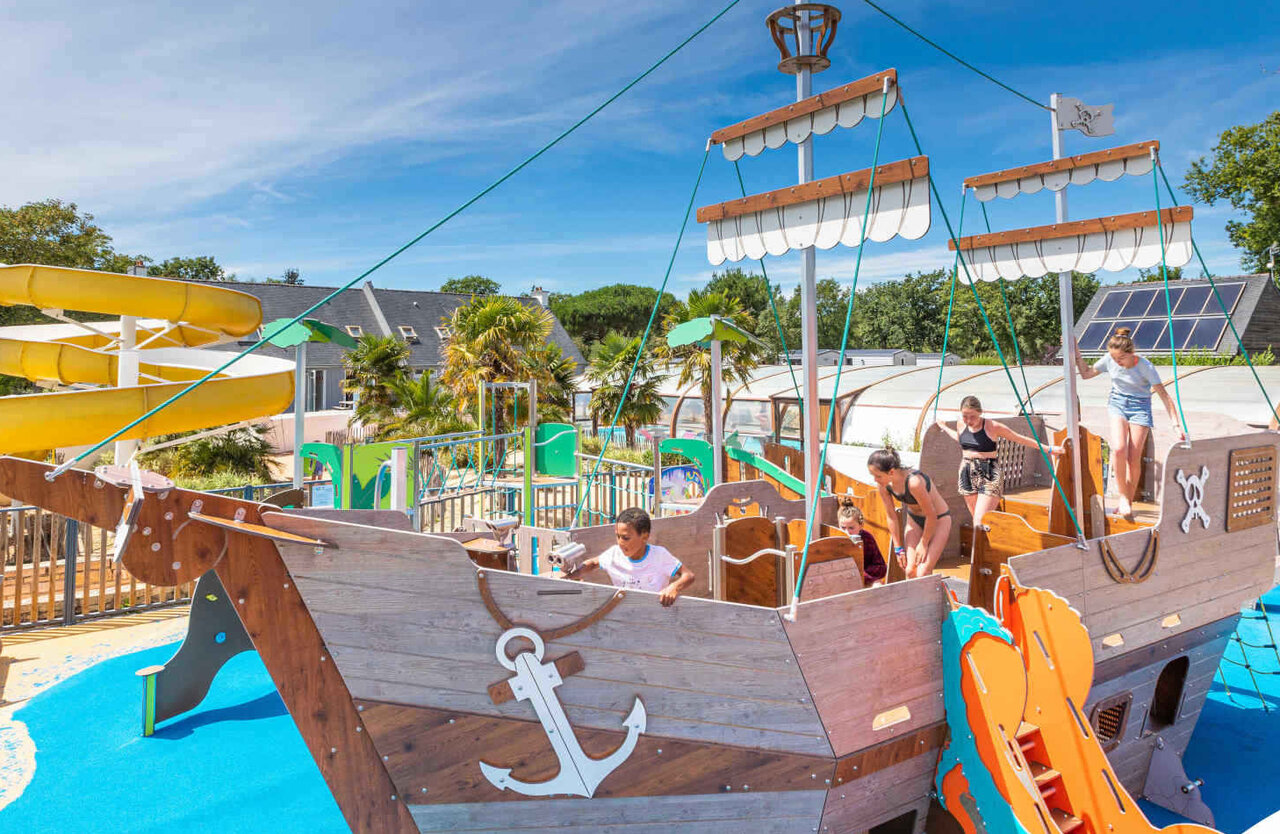 Pirate ship and water slides for children at VAGUES OCEANES Moustoir campsite in Carnac (56).