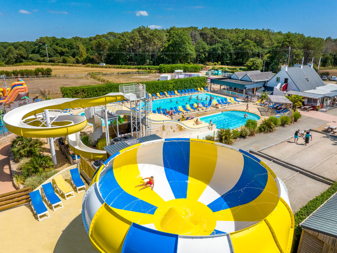 Large water slide, outdoor swimming pool and games at VAGUES OCEANES Moustoir campsite in Carnac (56).