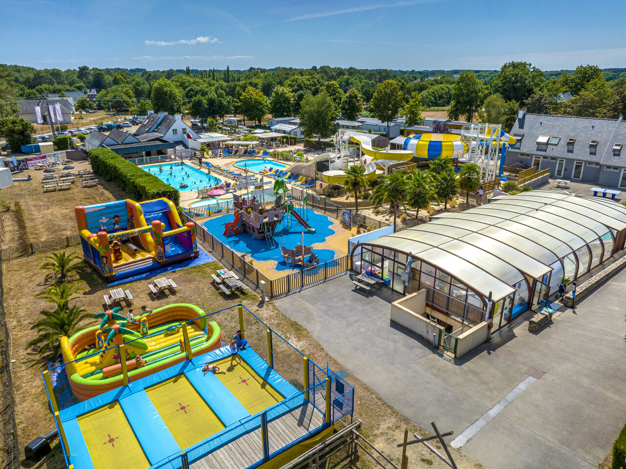 Outdoor pools, water slides, children's playground at VAGUES OCEANES Moustoir campsite in Carnac (56).