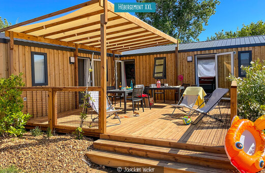 Large Mobile home with shaded terrace and outdoor furniture at VAGUES OCEANES Moustoir campsite in Carnac (56).