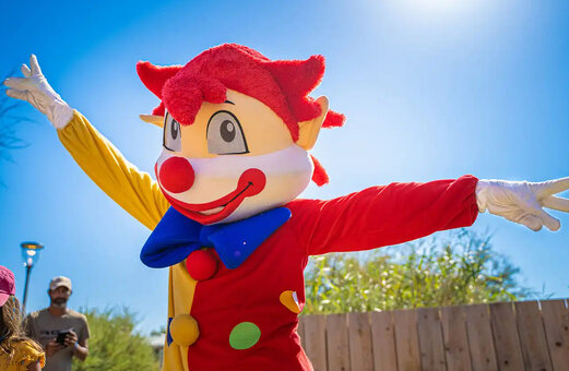 Happy mascot for kids' animation at VAGUES OCEANES Moustoir campsite in Carnac.