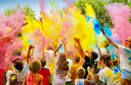 Colorful entertainment, participants throwing powder at VAGUES OCEANES Moustoir campsite.