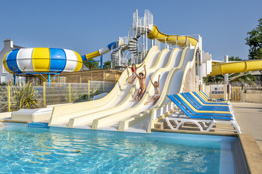 Water slides, outdoor swimming pool at VAGUES OCEANES Moustoir campsite in Carnac (56).