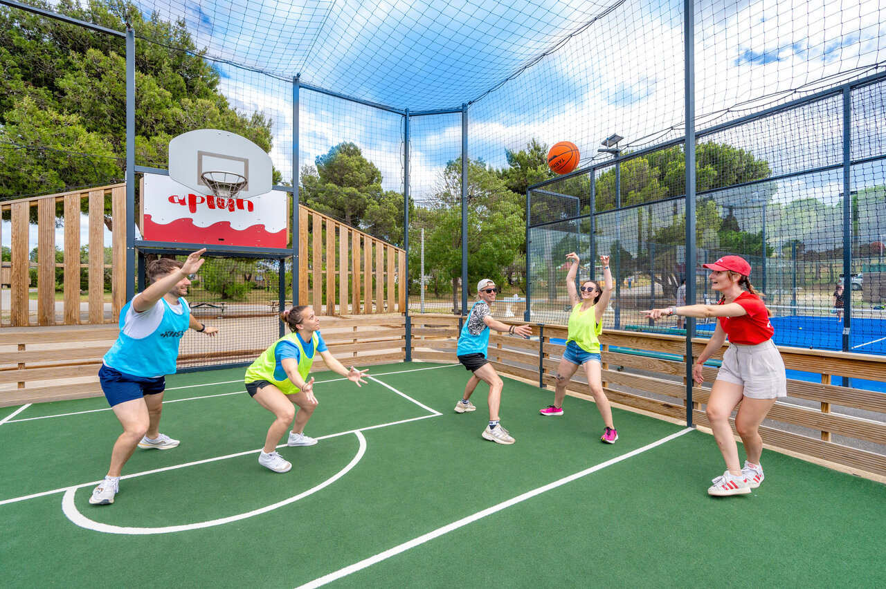Basketball game on multisport court at CAPFUN La Nautique campsite, Narbonne (11).