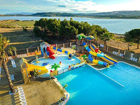 Water slides and outdoor pool at CAPFUN La Nautique campsite in Narbonne (11).