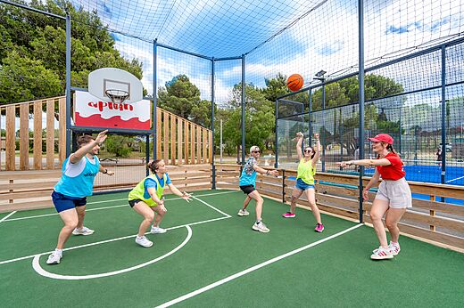 Multisport court with campers playing basketball at CAPFUN La Nautique campsite in Narbonne (11).