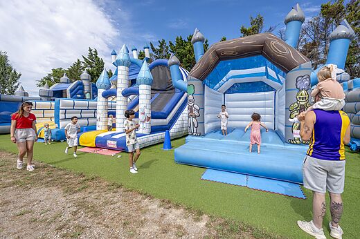 Giant inflatable games for children at CAPFUN La Nautique campsite in Narbonne (11).