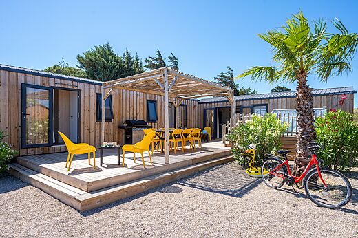 Mobile home with terrace, outdoor furniture, barbecue at CAPFUN La Nautique campsite Narbonne (11).