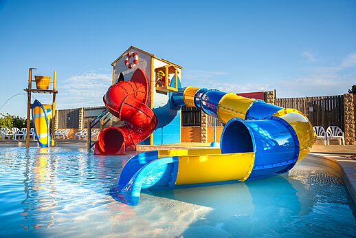 Colorful water slides and outdoor swimming pool for children at CAPFUN La Nautique campsite in Narbonne (11).
