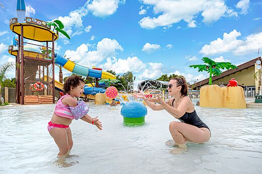 Pool, waterslides, water games at CAPFUN La Nautique campsite in Narbonne (11).