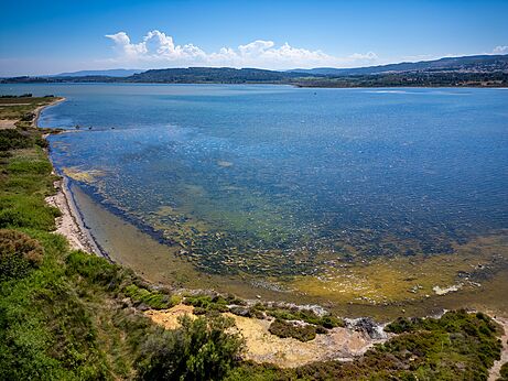 Aerial view of the lake and surrounding nature at CAPFUN La Nautique campsite in Narbonne (11).