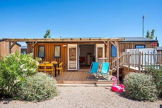 Wooden mobile home with furnished terrace at CAPFUN La Nautique campsite in Narbonne (11).