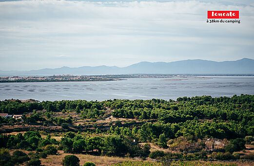 Panoramic view of Leucate, its lagoon and surrounding mountains.