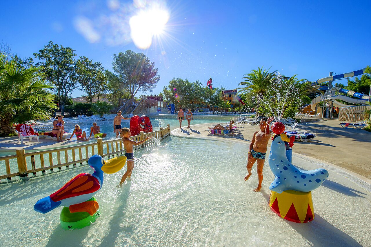Swimming pool, water games and slides for children at CAPFUN La Nina campsite in Agde.