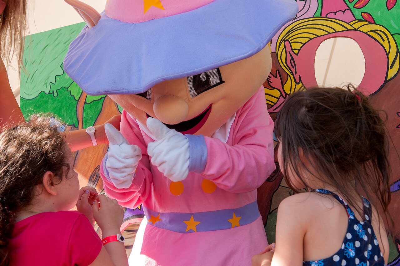 Pink mascot interacting with children at CAPFUN La Nina campsite in Agde (34).